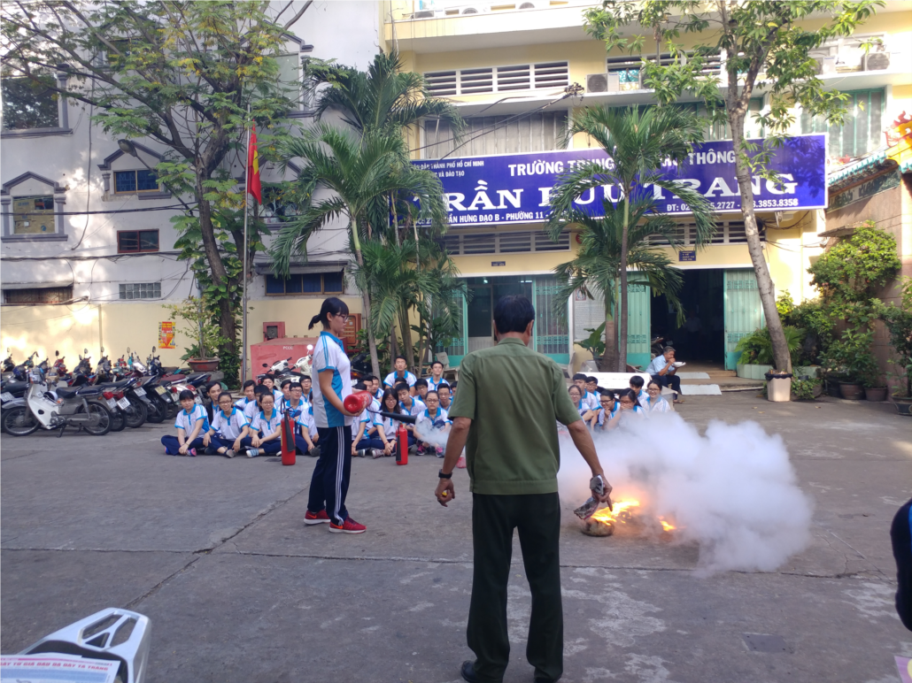 Tập huấn sử dụng bình chữa cháy cho học sinh_018_2017